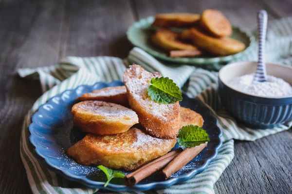 Torrijas - prăjituri tradiționale spaniole cu scorțișoară dulce — Fotografie, imagine de stoc
