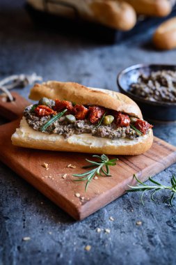 Camembert tapenade ile yayıldı ve kurutulmuş domates güneş