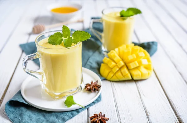 Mango Lassi - traditional Indian yoghurt drink — Stock Photo, Image