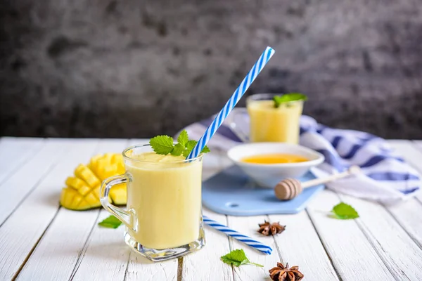 Mango Lassi - traditional Indian yoghurt drink — Stock Photo, Image