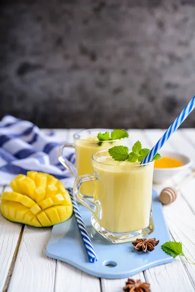 Mango Lassi - traditional Indian yoghurt drink — Stock Photo, Image