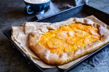 Ev yapımı Galette'ye portakal dilimleri ile