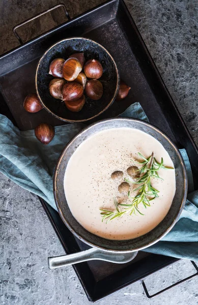 Supă cremoasă de castan cu smântână într-un castron ceramic — Fotografie, imagine de stoc