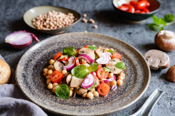 Salată vegană de năut cu ciuperci prăjite, roșii cherry și ceapă — Fotografie, imagine de stoc