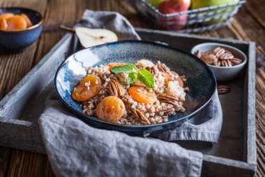 Kurutulmuş kayısı, armut ve cevizli vegan karabuğday salatası.