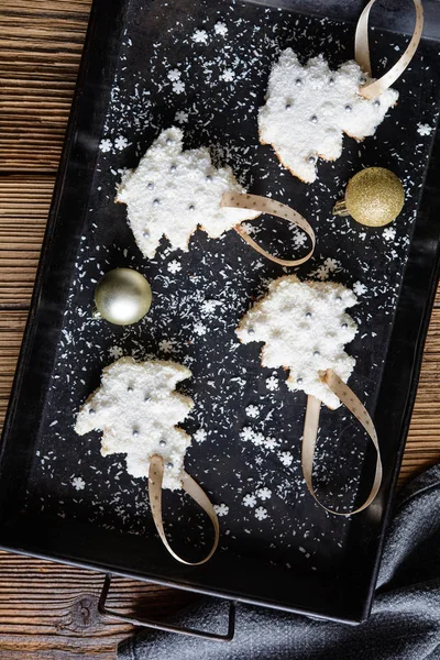 Weihnachtsbaumkekse mit Vanillecreme und Kokosraspeln ausschneiden — Stockfoto