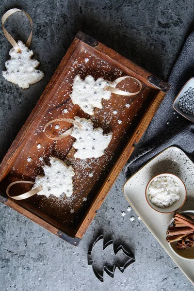 Skär ut julgranskakor toppade med vaniljkräm och strimlad kokos — Stockfoto