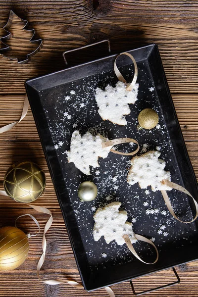 Weihnachtsbaumkekse mit Vanillecreme und Kokosraspeln ausschneiden — Stockfoto