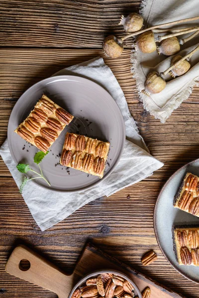 Пиріг з насінням, вкритий арахісовим маслом та горіхами — стокове фото