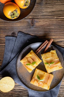 Üzerine şeftali reçeli, hurma parçaları ve tarçın serpiştirilmiş havuçlu turta.