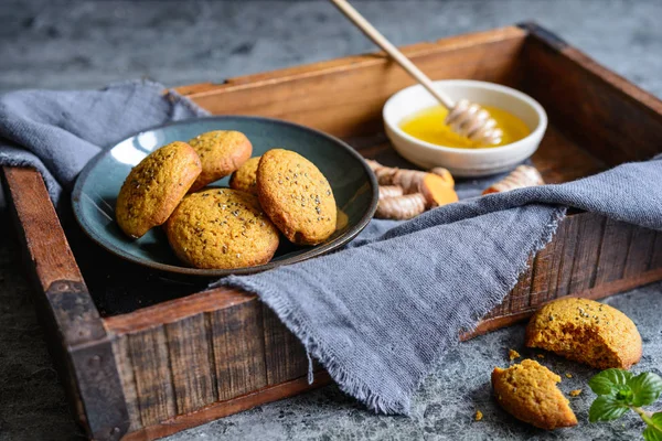 Целое пшеничное мучное печенье с куркумой, подслащенное медом, посыпанное семенами чиа — стоковое фото