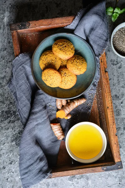 Fursecuri integrale din făină de grâu cu turmeric, îndulcite cu miere, presărate cu semințe de chia — Fotografie, imagine de stoc