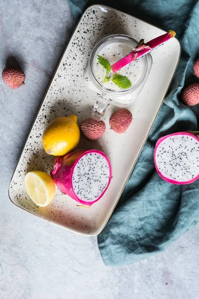 Fructe nutritive Dragon și smoothie Lychee într-un borcan de sticlă — Fotografie, imagine de stoc