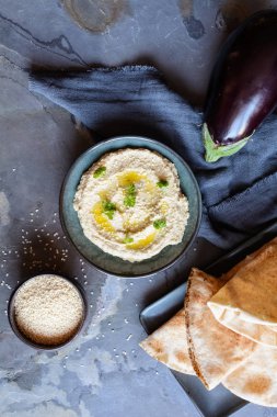 Lezzetli patlıcan soslu Baba Ganoush üzerine susam tohumu ve zeytinyağı.