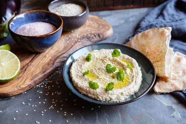 Vinete delicioase Baba Ganoush acoperite cu semințe de susan și ulei de măsline — Fotografie, imagine de stoc