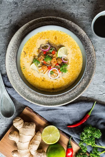 Sopa de coco tailandesa con camarones y champiñones shiitake — Foto de Stock
