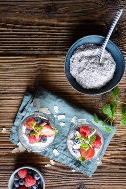 Çilek, ahududu ve yaban mersinli lezzetli hindistan cevizi çekirdeği pudingi.