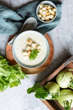 Kremalı kereviz ve kıtır ekmekli kohlrabi çorbası.