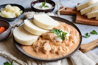 Seramik tabakta hamur köfteli klasik Macar domuz kebabı.