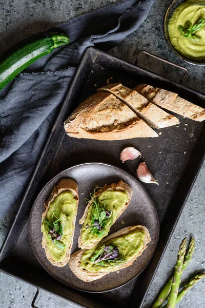 Felii Pâine Avocado Vegetarian Dovlecei Sparanghel Răspândite Acoperite Mazăre Varză — Fotografie, imagine de stoc