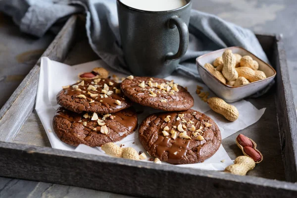 Köstliche Brownie Cookies Mit Geschmolzener Schokolade Und Gehackten Erdnüssen — Stockfoto