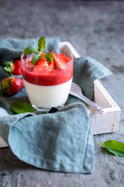 Traditionele Panna Cotta Met Aardbeiensaus Topping Geserveerd Een Glazen Pot — Stockfoto