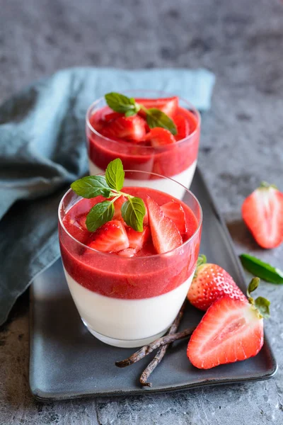 Panna Cotta Tradicional Com Cobertura Molho Morango Servido Frasco Vidro — Fotografia de Stock