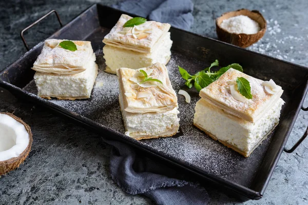 Lækker Butterdej Kage Dessert Fyldt Med Vanilje Kokosnøddecreme Støvet Med - Stock-foto