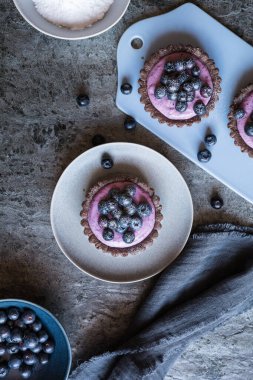 Yaban mersinli krema ve pudra şekerli çikolatalı turtalar.