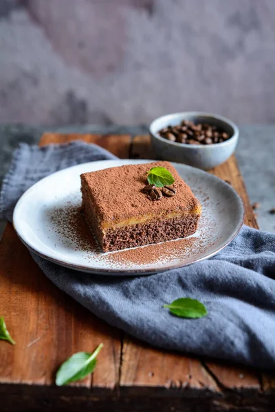 Postre Chocolate Negro Cubierto Con Crema Café Espolvoreado Con Cacao —  Fotos de Stock