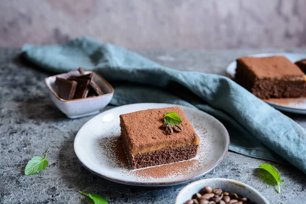 Тёмный Шоколадный Десерт Кофейными Сливками Посыпанный Какао Порошком Керамическую Тарелку — стоковое фото