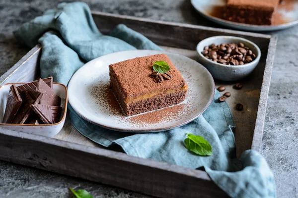 Desert Ciocolată Neagră Acoperit Cremă Cafea Presărat Pudră Cacao Placă — Fotografie, imagine de stoc