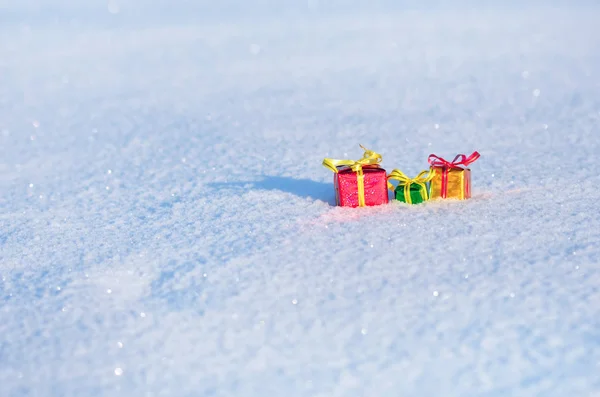 Cadeaux de Noël dans la neige . — Photo