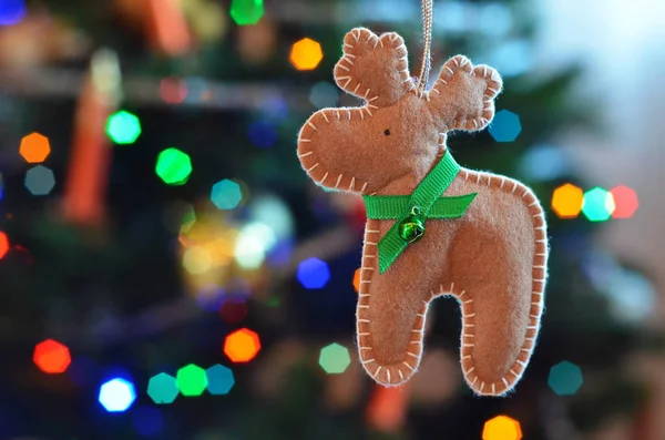 Handmade Deer from felt on background Christmas tree. — Stock Photo, Image