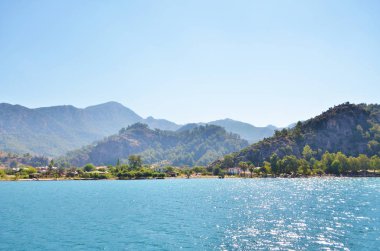 Akdeniz manzaralı sahil .