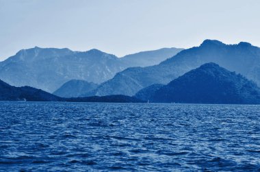 Akdeniz manzaralı kıyı manzarası. 2020 Klasik Mavi Yıl Rengi. - Görüntü