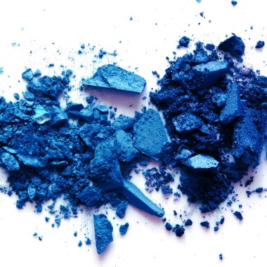 Göz farı kozmetik tozu etrafa saçılmış. 2020 Klasik Mavi Yıl Rengi. Uzayı kopyala - Görüntü