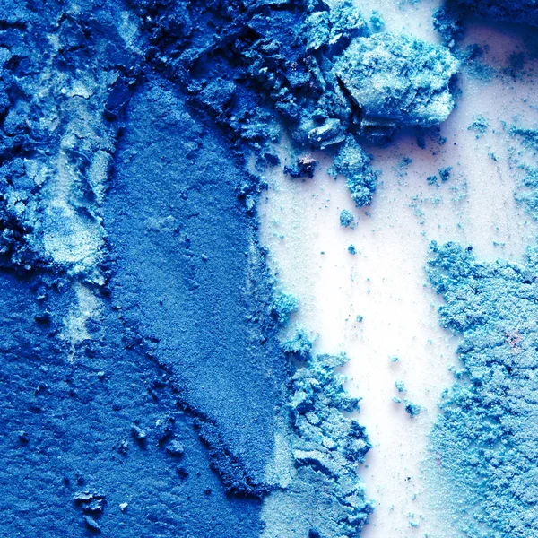 アイシャドウ化粧品粉末散乱 2020年のクラシックブルーの色 コピースペース — ストック写真