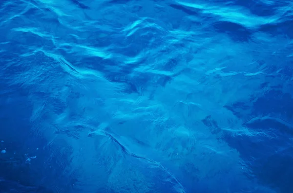 背景に青い海の水を抽象化 2020年のクラシックブルーの色 — ストック写真