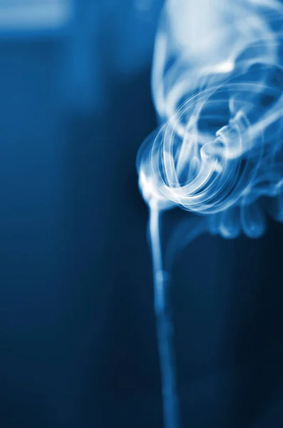 線香から煙が出る 抽象美術 焦点を合わせて2020年のクラシックブルーの色 — ストック写真