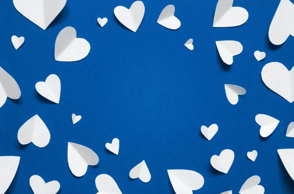 Рамка Білими Паперовими Сердечками Синьому Фоні Вид Зверху Колір 2020 — стокове фото