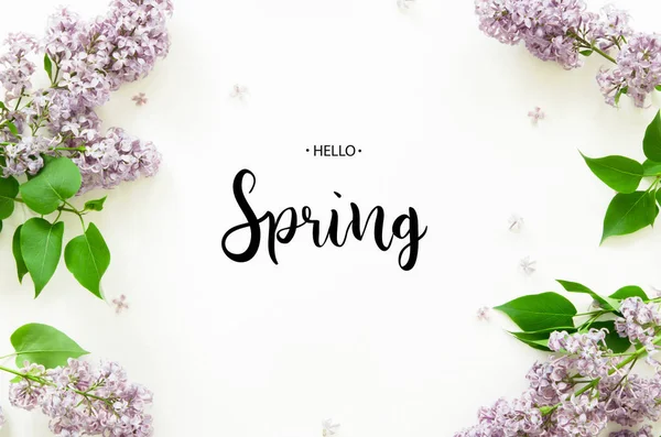 Aufschrift Hallo Frühling Lila Blüten Auf Weißem Hintergrund Frühlingsblumen Draufsicht — Stockfoto