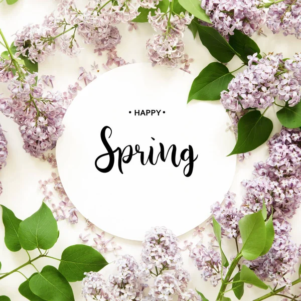 Beschriftung Froher Frühling Lila Blüten Auf Weißem Hintergrund Frühlingsblumen Draufsicht — Stockfoto