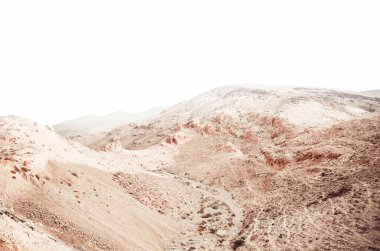 Ölü Deniz kıyısında, kumulların arasında. Çölün manzarası. İsrail.