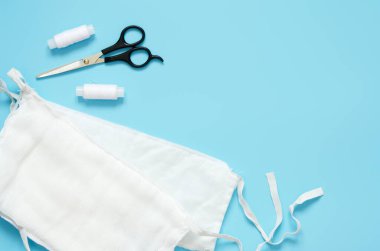 El yapımı Coronavirus 'tan koruyucu tıbbi maskeler yapıyorum. Üst Manzara. - Görüntü