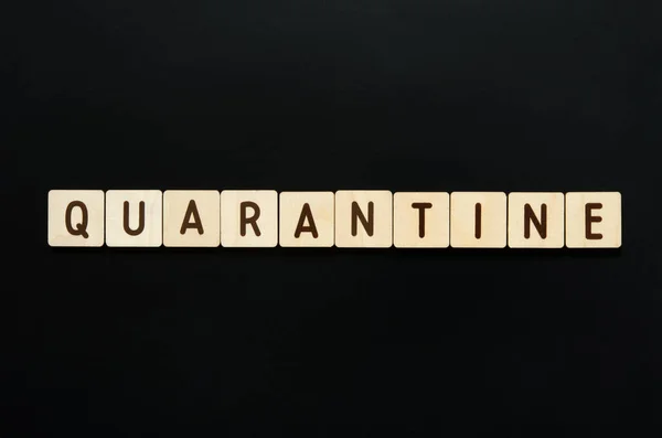 Quarantine Λέξη Από Ξύλινα Μπλοκ Γράμματα Κάτοψη Μαύρο Φόντο Εικόνα — Φωτογραφία Αρχείου