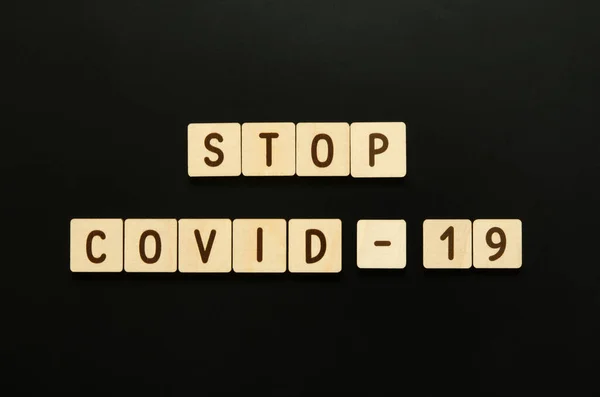 Σταματήστε Covid Λέξη Από Ξύλινα Μπλοκ Γράμματα Κάτοψη Μαύρο Φόντο — Φωτογραφία Αρχείου