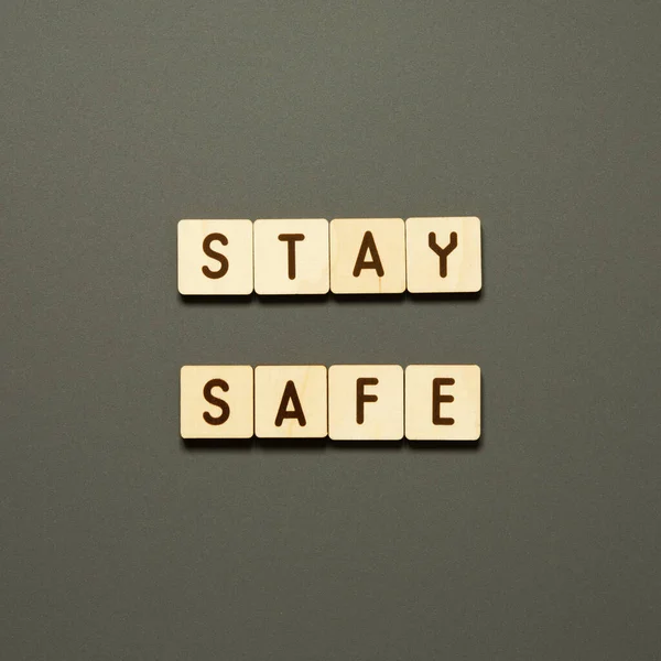 Μείνετε Safe Λέξεις Από Ξύλινα Μπλοκ Γράμματα Κάτοψη Γκρι Φόντο — Φωτογραφία Αρχείου