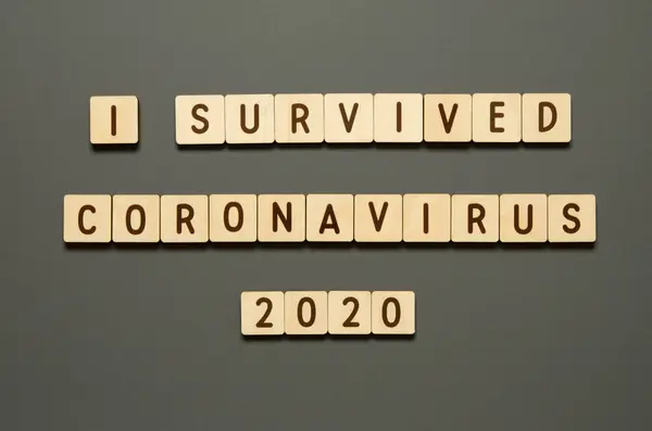Survived Coronavirus 2020 Λέξεις Από Ξύλινα Μπλοκ Γράμματα Κάτοψη Γκρι — Φωτογραφία Αρχείου