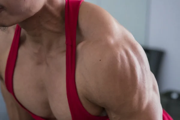Brustdeltoid, die starken Schultermuskeln — Stockfoto
